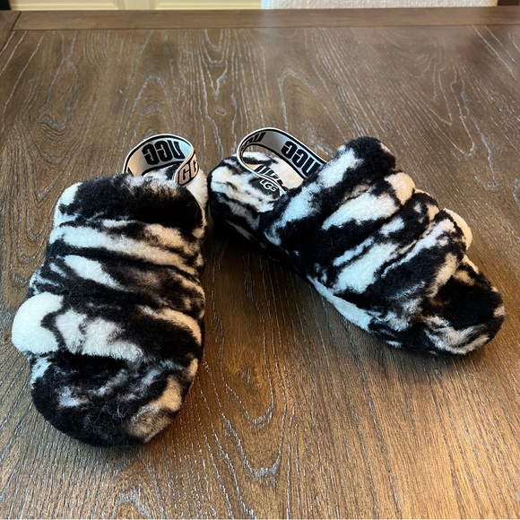 UGG Fluff Yeah Slides - size 8 - Picture 1 of 3